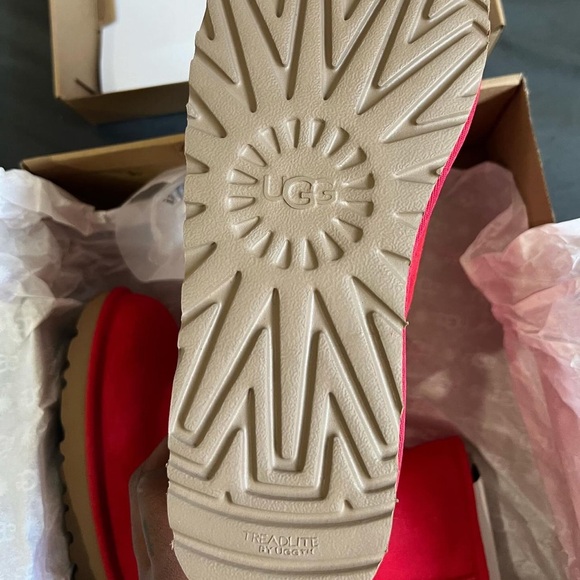 UGG CLASSIC BOOTS Size: 9 W 10/10 $170
IG: @SoleWorldWideHype - Picture 4 of 5